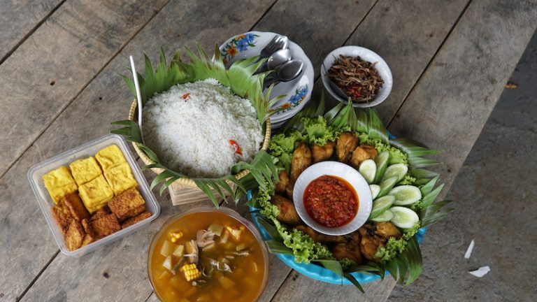 Ngaliwet: Tradisi Kebersamaan di Desa Bojong Koneng